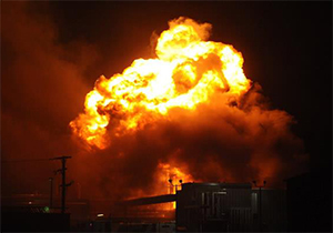 آتش گرفتن چند کارگر بر اثر انفجار مخزن گاز + فیلم 