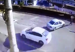 حادثه تلخ برای عابر پیاده روی ریل راه آهن + فیلم 