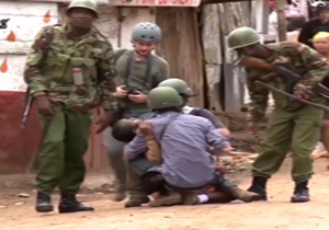 گرفتار شدن دانش آموزان در میان درگیری مسلحانه پلیس با معترضان در کنیا + فیلم 