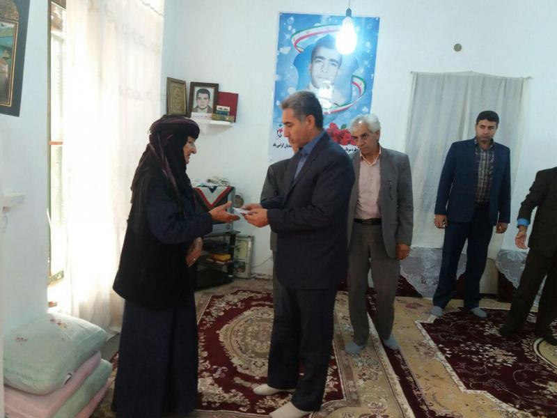 دیدار و سرکشی از خانواده شهید دانش آموز "لطف اله احمدیان" در اسلام آبادغرب+تصاویر