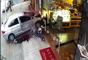 حمله‌ور شدن خودروی سواری به دو پیرزن + فیلم 
