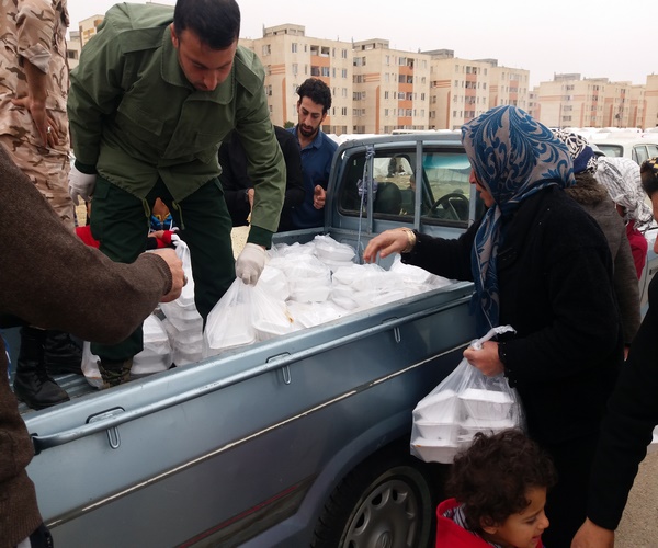 تصاویری از خدمت رسانی سپاه اسلام آبادغرب به زلزله زدگان در اسلام آبادغرب/تهیه و توزیع 15 هزار پرس غذای گرم برای زلزله زدگان+تصاویر