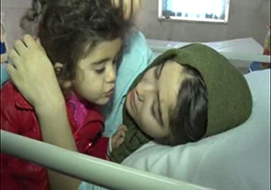  دختری که برای نجات خواهرش در زیر آوارهای زلزله قطع نخاع شد + فیلم