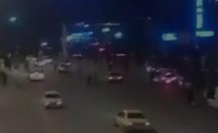 اخلال در نظم و تخریب اموال عمومی در میدان آزادی کرمانشاه / فعلا سعه صدر نیروهای امنیتی و انتظامی + فیلم و عکس