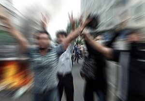 یاد عاشورای ۸۸ زنده شد/ حمله فتنه‌گران به هیات امام حسین (ع) در ملایر +فیلم 