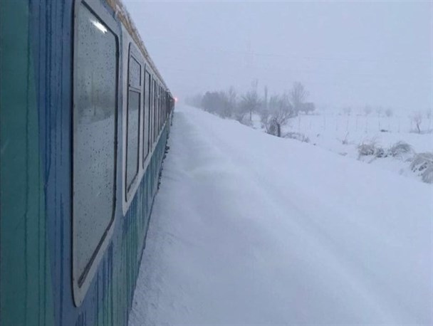 مسافران قطار مشهد – تهران به‌دلیل برف در راه مانده‌اند / از آخوندی سئوال می‌کنیم