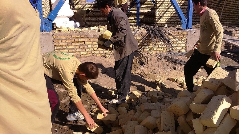 فعالیت عمرانی گروه جهادی حضرت ابوالفضل (ع) در کمک به بازسازی خانه های زلزله زده شهرستان اسلام آباد غرب