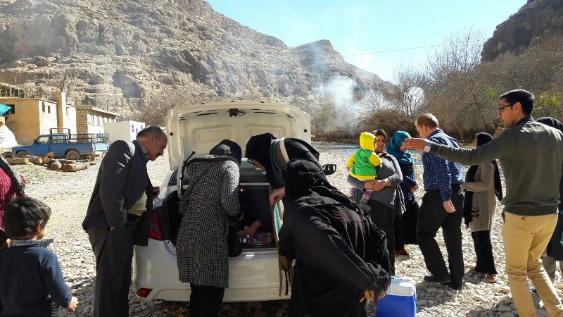 اعزام تیم بهداشتی اسلام آبادغرب به روستاهای محروم مناطق زلزله زده+تصاویر