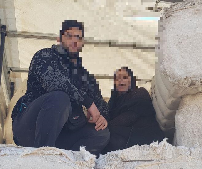  کشف قاچاق انسان در محموله حامل پنبه توسط ماموران گمرک + تصویر 