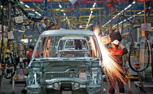 بی‌تدبیری مدیران صنعت بزرگ خودروسازی ایران را به بیراهه کشاند/ خودروهای بی‌کیفیت بلای جان ایرانیان