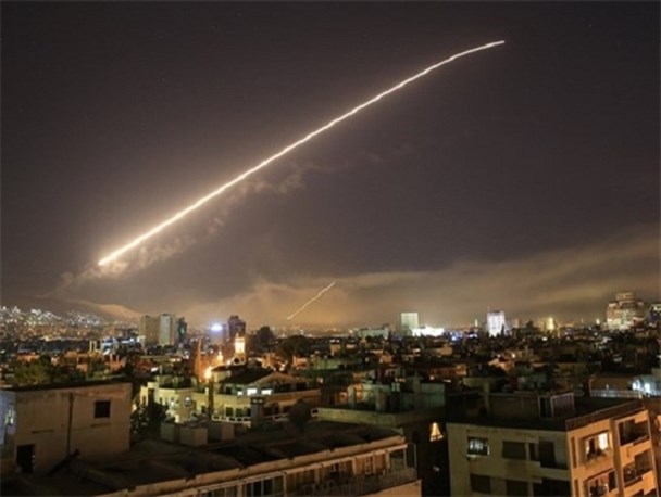 حمله موشکی شبانه به حمص و دمشق/ پدافند هوایی سوریه موشک‌ها را ساقط کرد