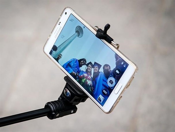 دهه شصتی‌های درد سرساز و ایجاد دو میلیون شغل! / چوب‌ کاری جوانان در روز جوان به‌ برکت برنامه‌های مسئولین