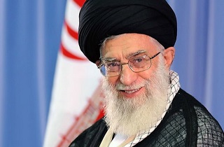 رهبر انقلاب در حیاط خانه پدری +عکس 