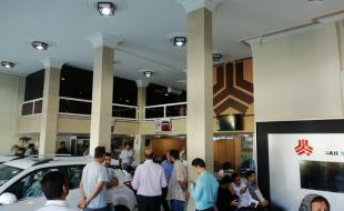 صف طولانی در نمایندگیهای خودرو و سرگردانی خریداران کرمانشاهی صف طولانی در نمایندگیهای خودرو و سرگردانی خریداران کرمانشاهی