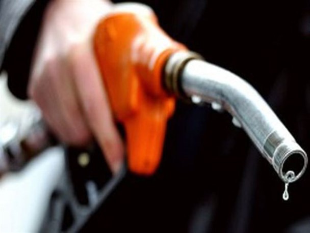 مخالفت 2 گروه سودجو با بازگشت کارت های سوخت/ اصرار دولت برای افزایش 70 درصدی قیمت بنزین/ مجلس با افزایش نرخ سوخت مخالفت کرد/ راهی جز 2 نرخی شدن بنزین نیست