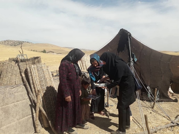 اهدای کتاب به روستائیان و عشایر اسلام آبادغرب+تصاویر