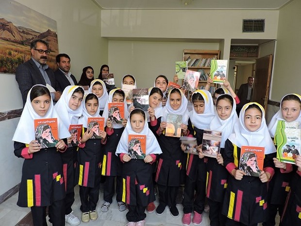 اهدای کتاب به دانش آموزان در اسلام آبادغرب+تصاویر