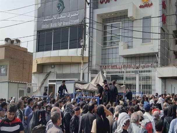 مشکلاتی که بی تدبیری مسئولان بانک مرکزی پیش پای زائران اربعین گذاشت/ 12 ساعت انتظار برای دریافت 100 هزار دینار!