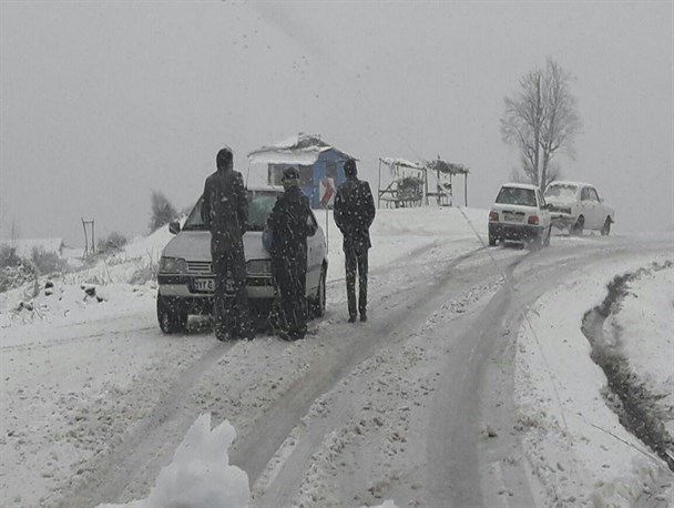 الزامی شدن استفاده از زنجیرچرخ در ارتفاعات محور کرج ـ چالوس/ ترافیک پرحجم در محور ایلام به مهران