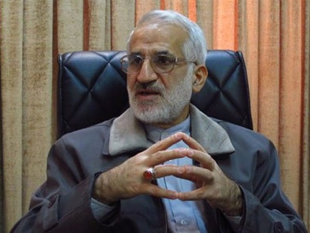 دولت با میله هایی از دلار و یورو مردم را زندانی کرده است/ مسئولین با شفافیت به مقابله با مواضع ترامپ بپردازند