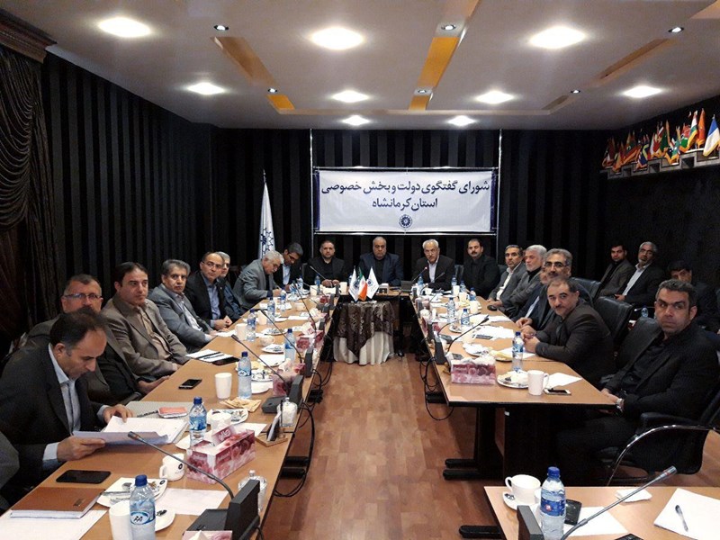 زنده فروشی، صنعت مرغ کرمانشاه را زمینگیر کرده است زنده فروشی، صنعت مرغ کرمانشاه را زمینگیر کرده است