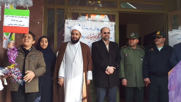 نواختن زنگ انقلاب در مدارس اسلام آبادغرب+تصاویر