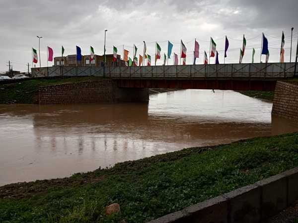 بالا آمدن سطح آب رودخانه ها در اسلام آبادغرب بر اثر بارش باران
