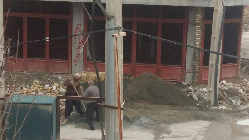 همکاری  شهروندان شهرستان اسلام آبادغرب  در باز کردن مسیر جریان آب