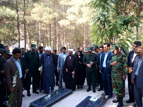 آیین غبار روبی و عطر افشانی مزار شهدای اسلام آبادغرب+تصاویر