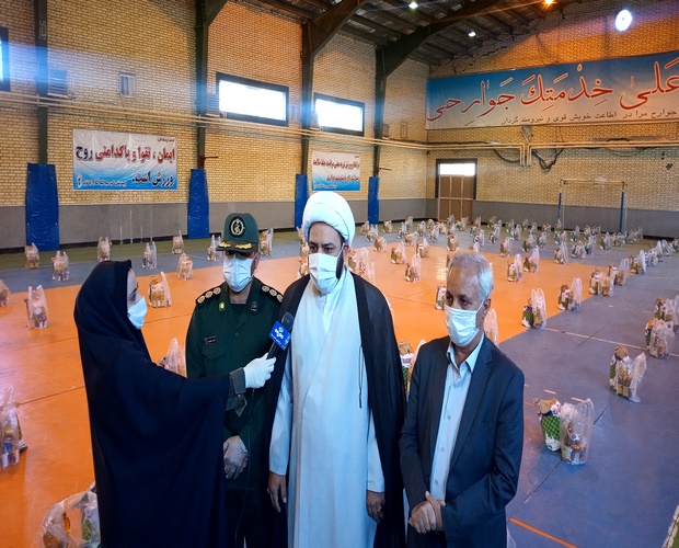 توزیع ۲۰۰۰ سبد معیشتی در اسلام آبادغرب در دومین مرحله کمکهای مومنانه +تصاویر