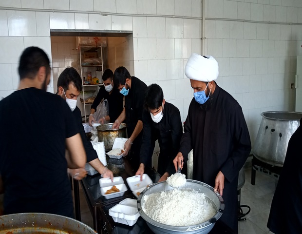  توزیع ۱۲۰۰ پرس غذای گرم  در بین نیاز مندان توسط سپاه اسلام آبادغرب+تصاویر