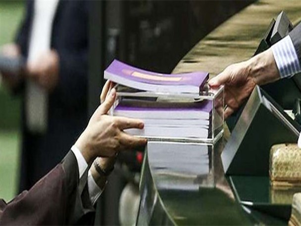 مهلت دو هفته‌ای دولت برای اصلاح بودجه/ احتمال تصویب بودجه دو دوازدهم در مجلس