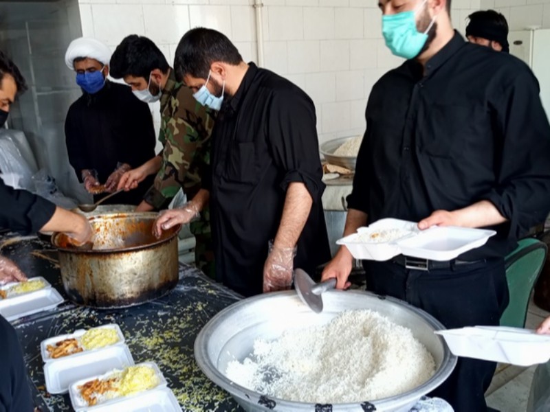 توزیع ۱۵۰۰ پرس غذای گرم افطاری در بین نیازمندان به همت سپاه ناحیه اسلام آبادغرب