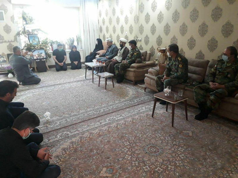 دیدار فرماندهان ارشد ارتش با خانواده خلبان شهید کیانوش بساطی