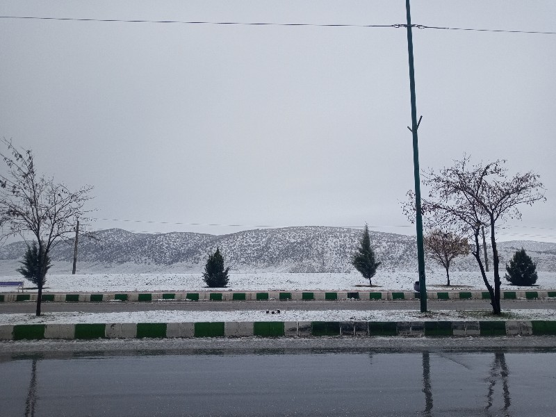 بارش برف اسلام آبادغرب را سفیدپوش کرد/گلایه والدین از عدم تعطیلی مدارس ابتدایی