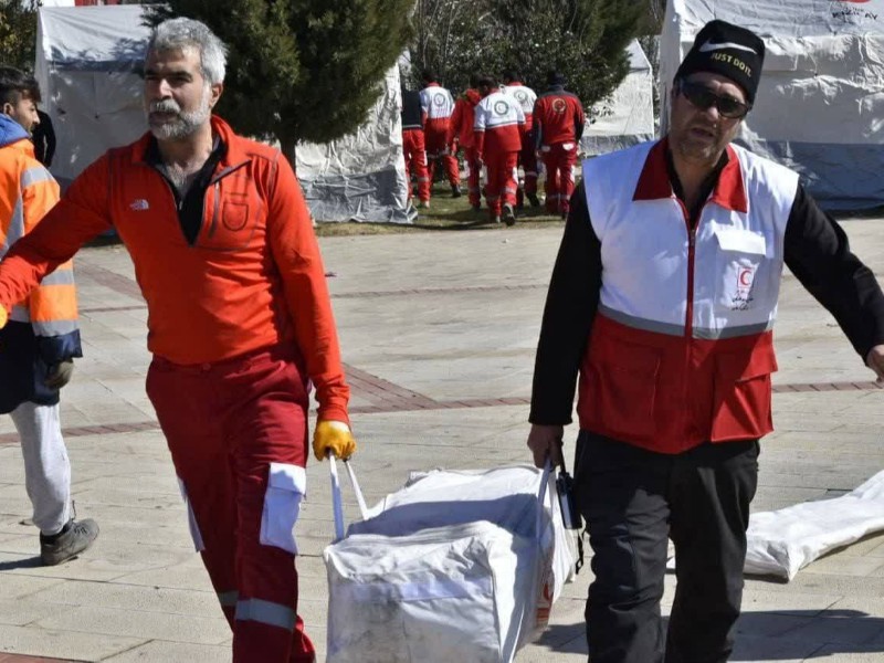 برپایی اردوگاه اسکان اضطراری برای زلزله زدگان ترکیه توسط امدادگران هلال‌احمر استان کرمانشاه
