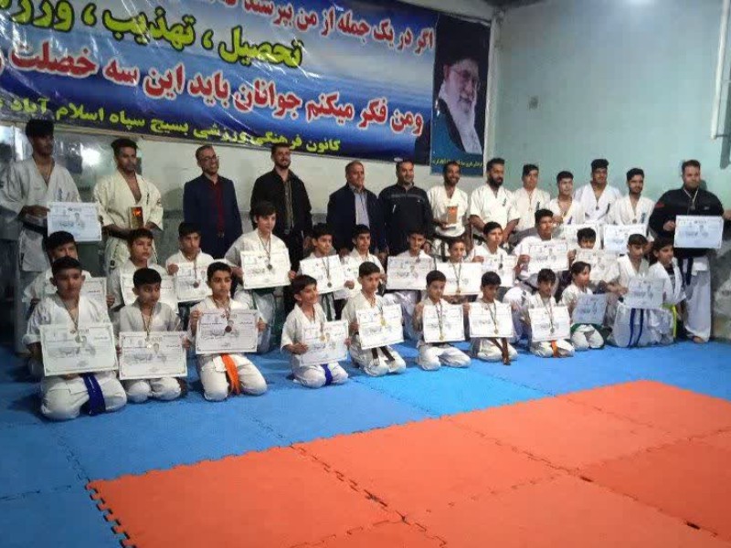 تجلیل از قهرمانان مسابقات کاراته کشوری توسط سپاه اسلام‌آبادغرب