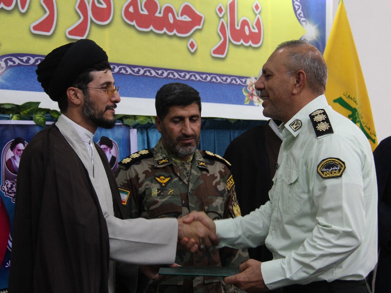 تجلیل از فرمانده انتظامی اسلام آبادغرب توسط امام جمعه شهرستان