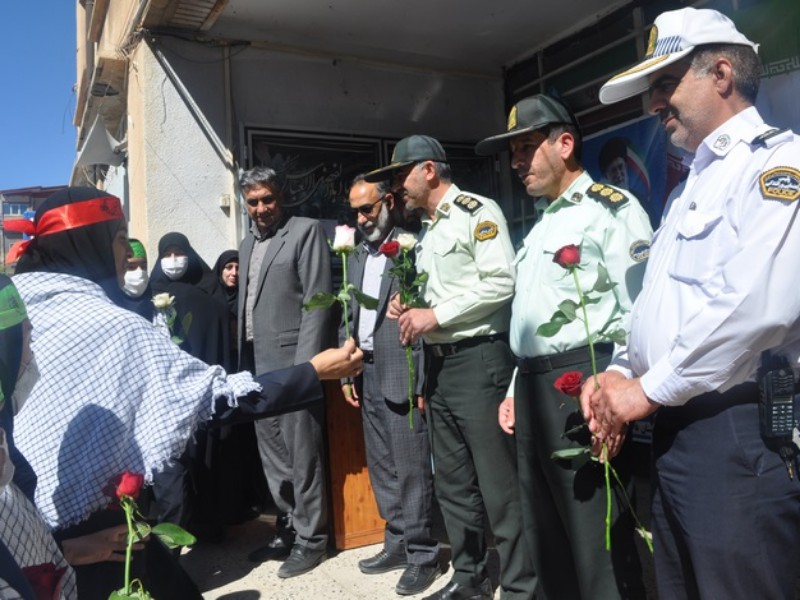 قدردانی از امنیت آفرینان انتظامی اسلام آبادغرب توسط دانش آموزان و فرهنگیان اسلام آبادغرب+تصاویر قدردانی از امنیت آفرینان انتظامی اسلام آبادغرب توسط دانش آموزان و فرهنگیان اسلام آبادغرب+تصاویر