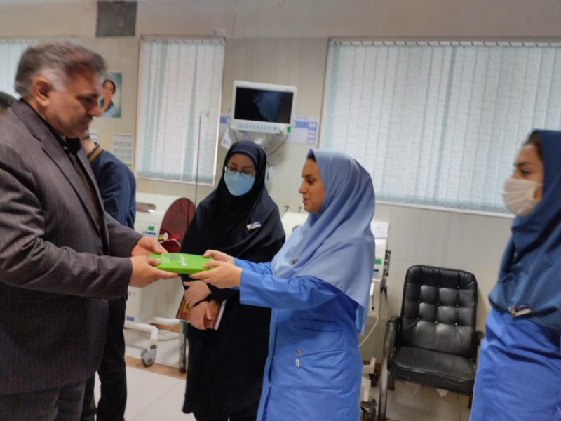 تقدیر از پرستاران بیمارستان امام (ره) اسلام آبادغرب با اهدای کتاب