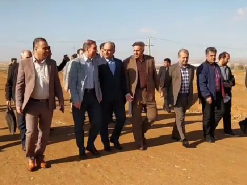 بازدید مسئولین از  زمین های ۴۹ هکتاری پروژه مسکن ملی اسلام آبادغرب+فیلم