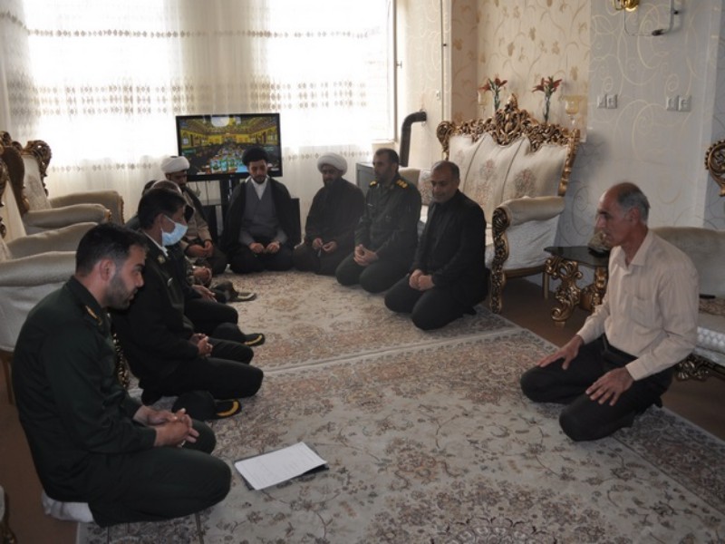 دیدار مسئولین اسلام‌آبادغرب با خانواده شهید طلبه جعفر حمیدیه