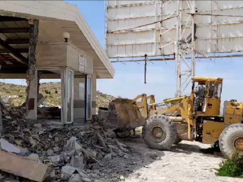 قلع و قمع یک بنای غیرمجاز در اراضی ملی اسلام آبادغرب