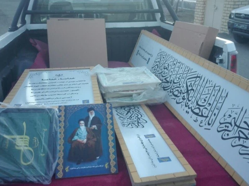 اهدای بسته‌های فرهنگی به مساجد محلات کم برخوردار اسلام آبادغرب
