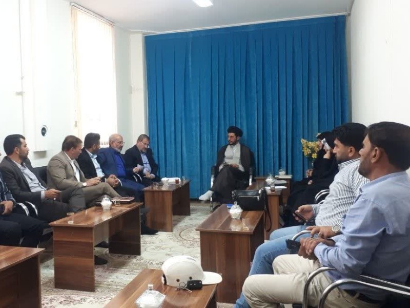 جمعی از خبرنگاران در دیدار با امامجمعه شهرستان، حمایت قاطع از مواضع ایشان را اعلام نمودند. جمعی از خبرنگاران در دیدار با امامجمعه شهرستان، حمایت قاطع از مواضع ایشان را اعلام نمودند.