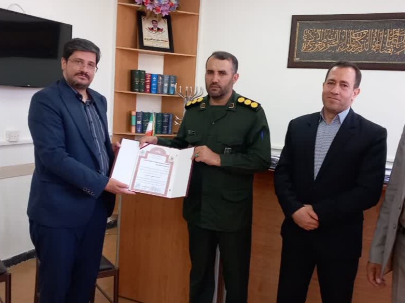 تقدیر از فرمانده ناحیه و مسئول بسیج حقوقدانان سپاه اسلامآبادغرب توسط دادستان شهرستان تقدیر از فرمانده ناحیه و مسئول بسیج حقوقدانان سپاه اسلامآبادغرب توسط دادستان شهرستان