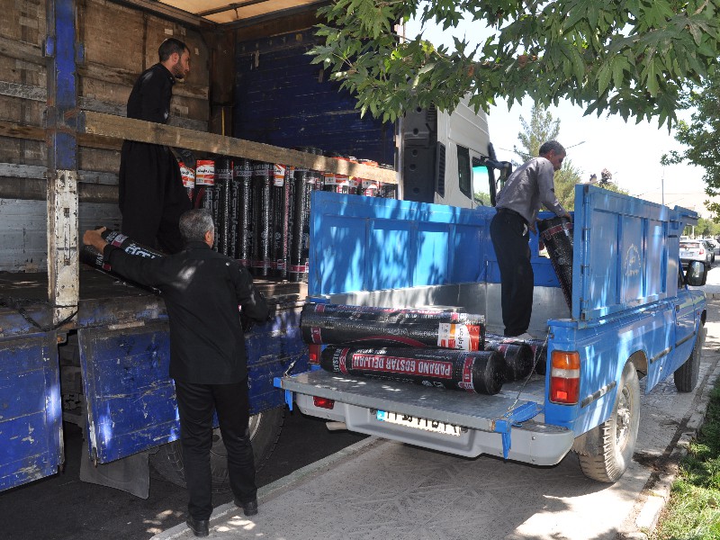 اهدای 200 رول عایق ایزوبام به مددجویان نیازمند در حال ساخت مسکن توسط بسیج سازندگی اسلام‌آبادغرب