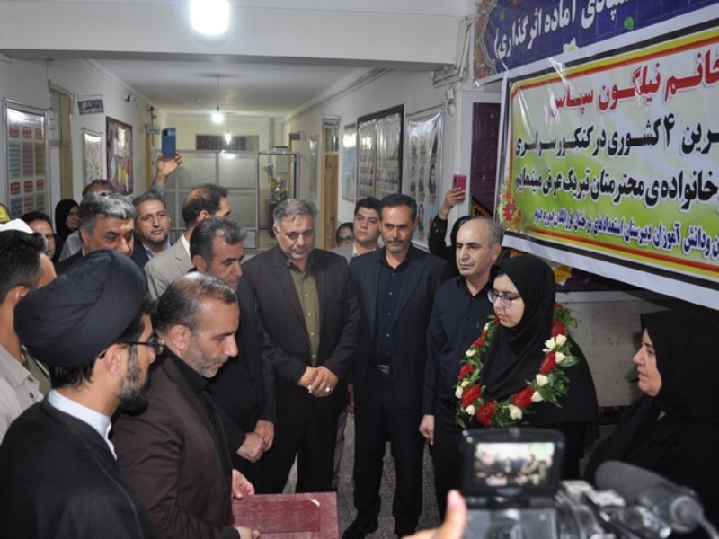 تجلیل استاندار کرمانشاه از دانشآموز حائز رتبه تک رقمی کنکور سراسری در اسلامآبادغرب تجلیل استاندار کرمانشاه از دانشآموز حائز رتبه تک رقمی کنکور سراسری در اسلامآبادغرب