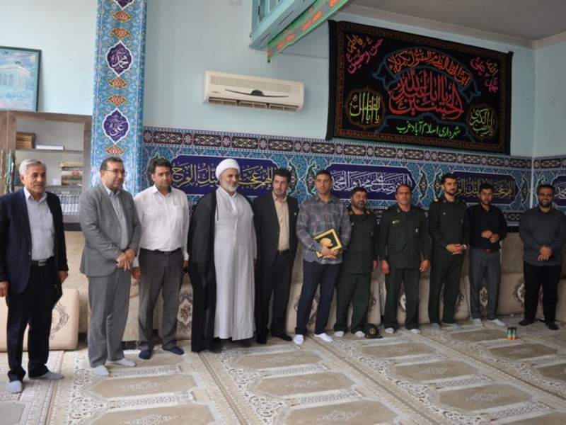 آیین تودیع و معارفه فرمانده پایگاه مقاومت بسیج شهرداری اسلامآبادغرب برگزار شد آیین تودیع و معارفه فرمانده پایگاه مقاومت بسیج شهرداری اسلامآبادغرب برگزار شد