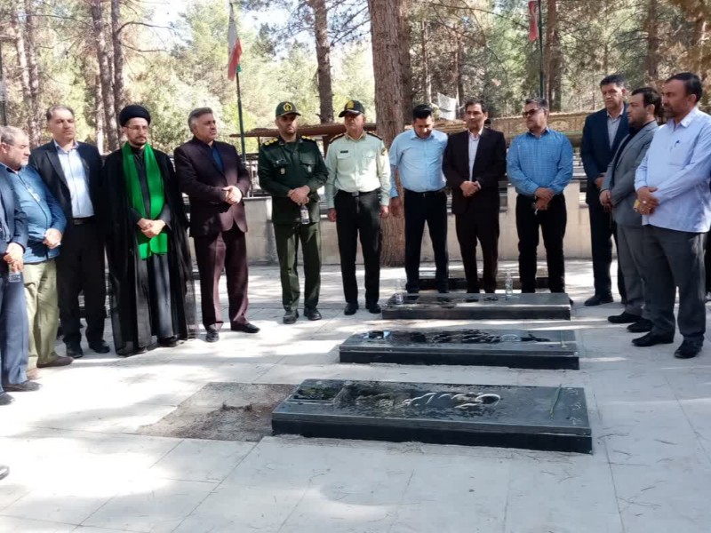 گلباران مزار شهدای اسلامآبادغرب + عکس گلباران مزار شهدای اسلامآبادغرب + عکس